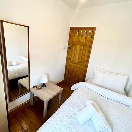 Room With Single Bed Londres Extérieur photo