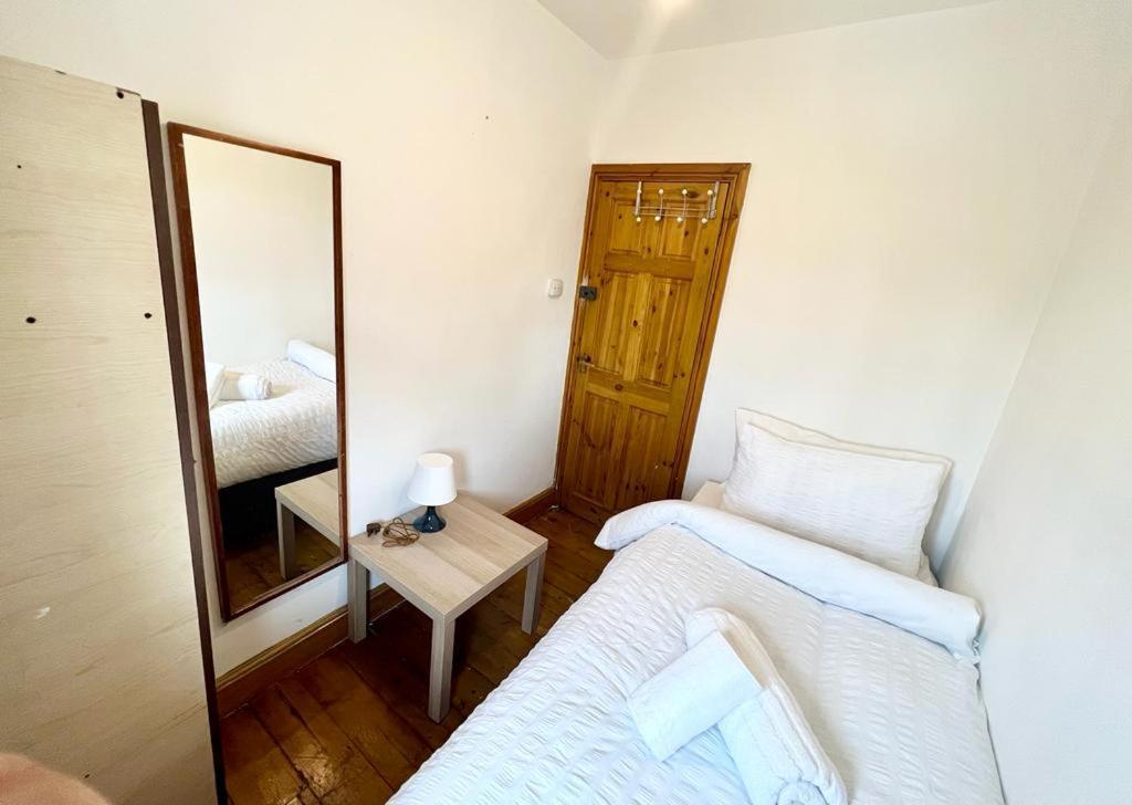 Room With Single Bed Londres Extérieur photo