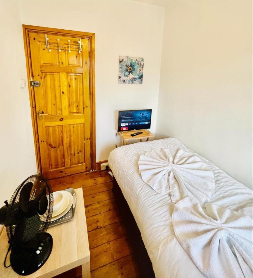 Room With Single Bed Londres Extérieur photo